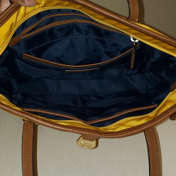 Michael Kors Kempton Tote & Wallet - Picture 5 of 8